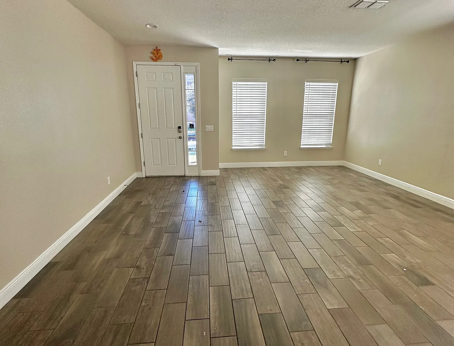 3 bed, 1899 sqft, $2,800 — Photo 2