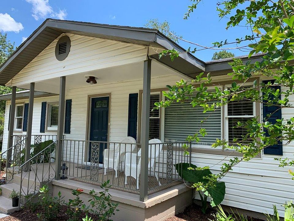 Relaxing Front Patio