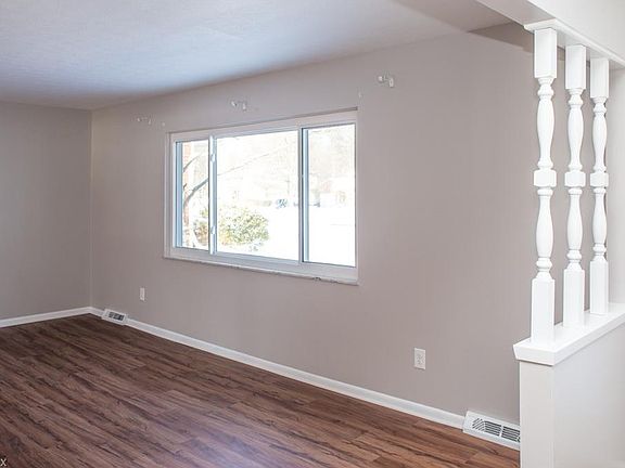 4th image of 9814 Hazelwood Ave
