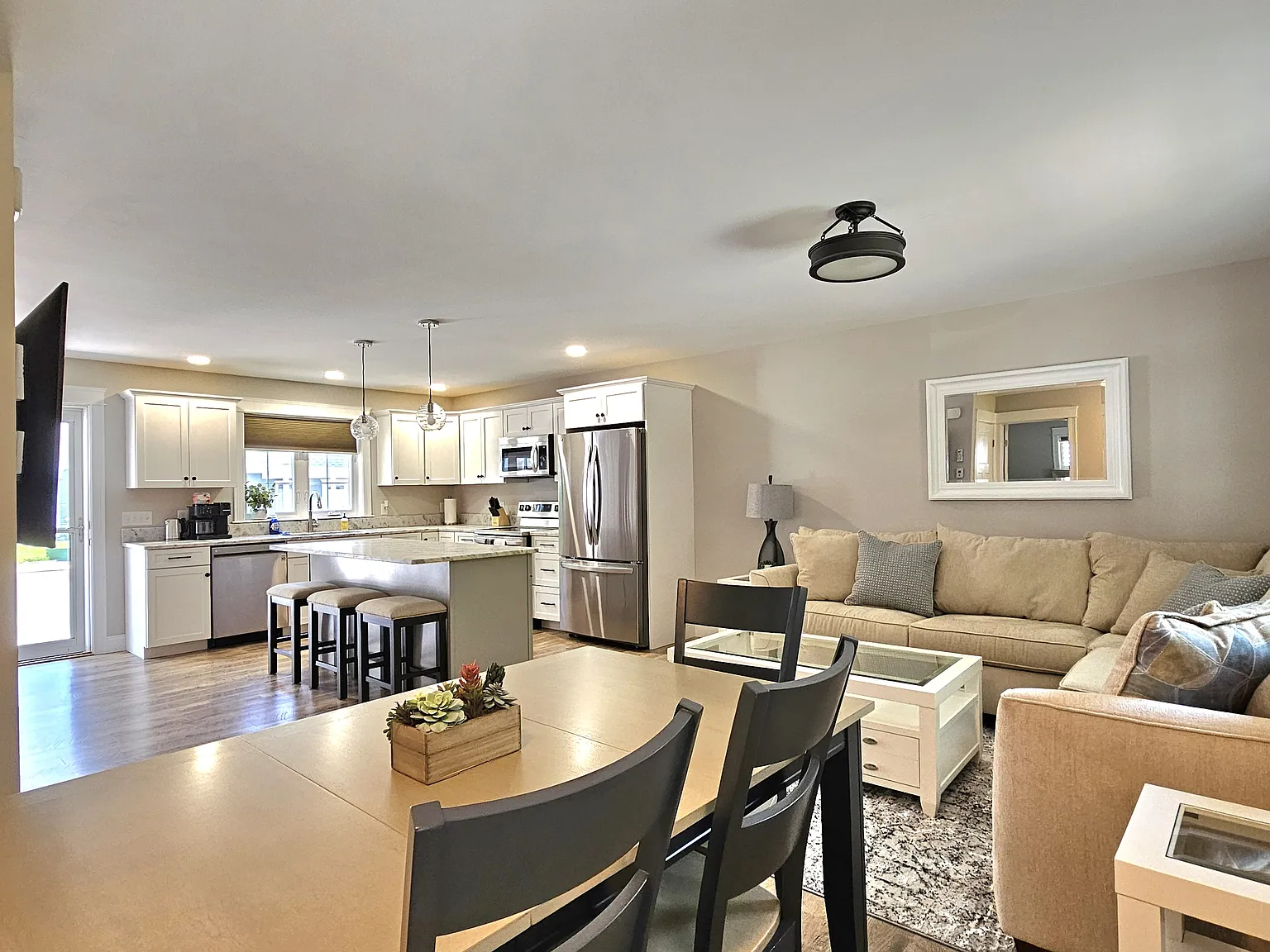 3 bed, 2.5 bath, 1900 sqft, $3,400 — Photo 1