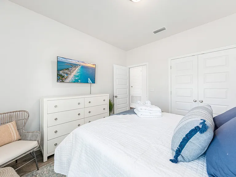 Bedroom 3: Q bed|luxury linens|full cable|ceiling fan