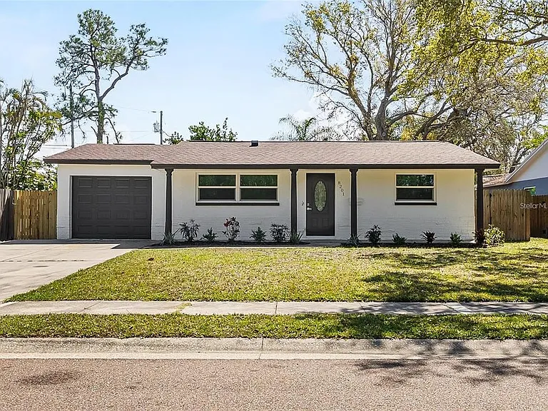 8201 Riverside Dr NE — Photo 3