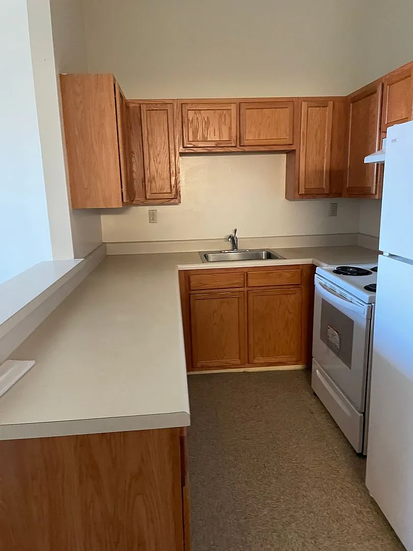 Cute 1 Bedroom Apartment in Senior Building — Photo 2
