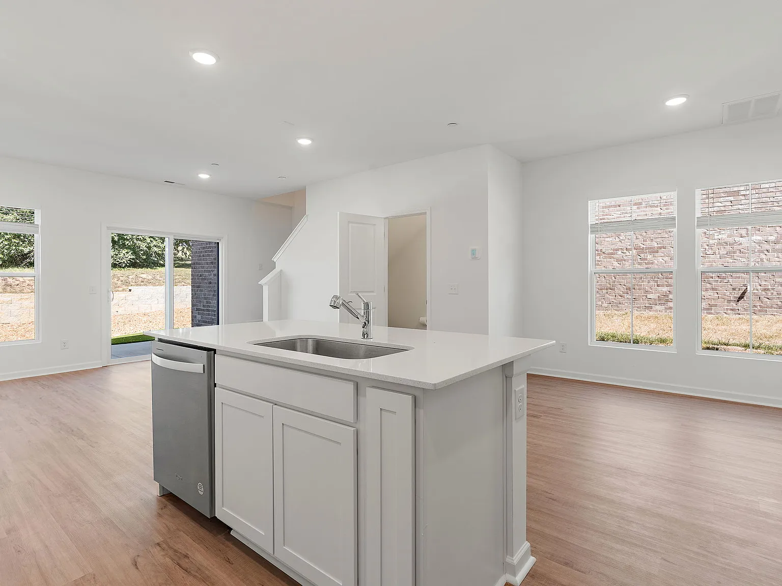 3 bed, 2.5 bath, 1563 sqft, $2,350 — Photo 3