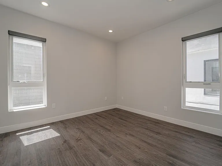4526 1/2 Saint Charles Pl — Photo 34