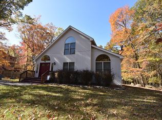 102 Mink Ct, Dingmans Ferry, PA 18328