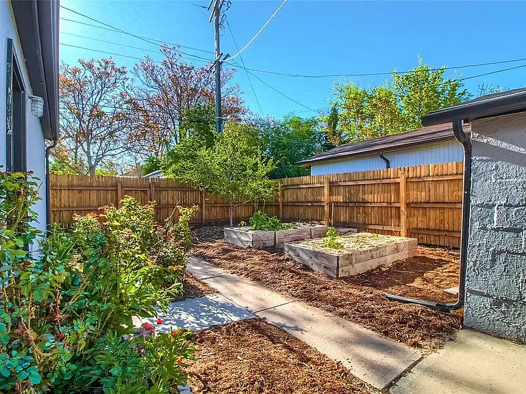 3808 N Steele St — Photo 25