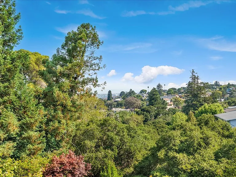 2209 Thurm Ave — Photo 4