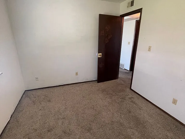 1334 Meadow Ln — Photo 5