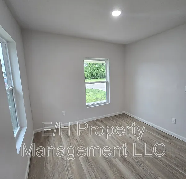 1031 New York St — Photo 14