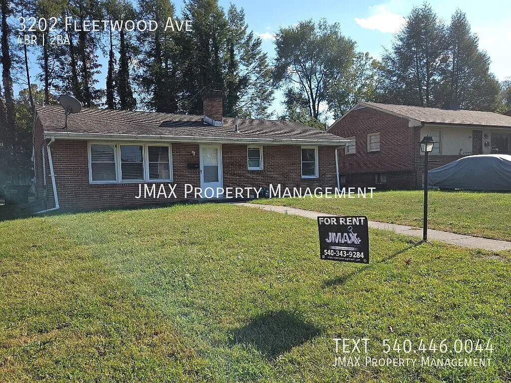 Delightful Brick Ranch in Southwest Roanoke County! — Photo 1