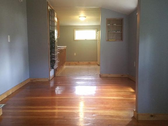 5th image of 721 Stoughton St W