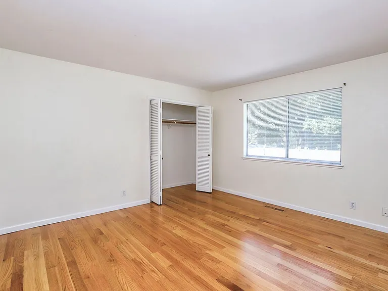 264 W Oakwood Blvd — Photo 16