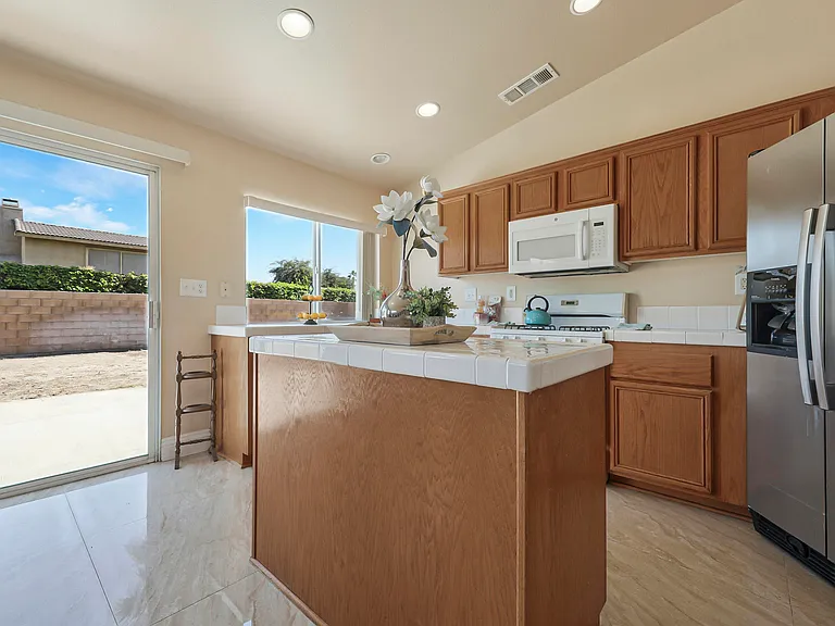 45930 Las Colinas — Photo 19