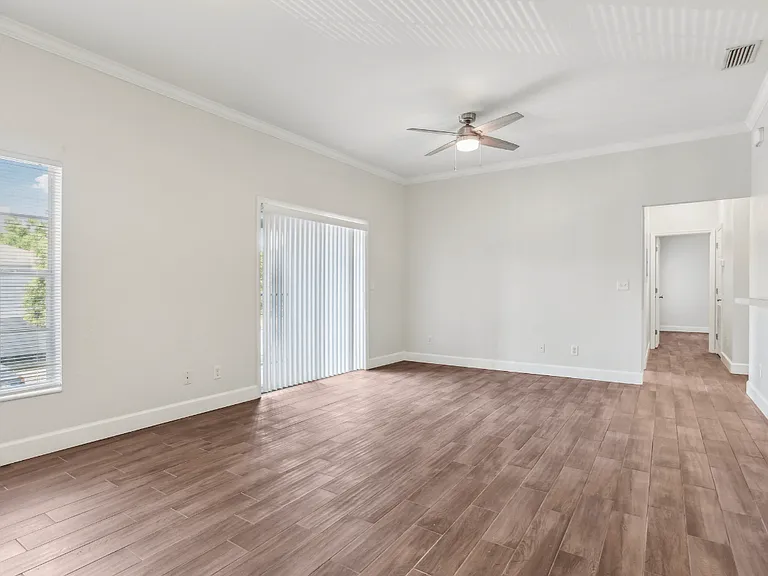 Waters Edge Apartments — Photo 9
