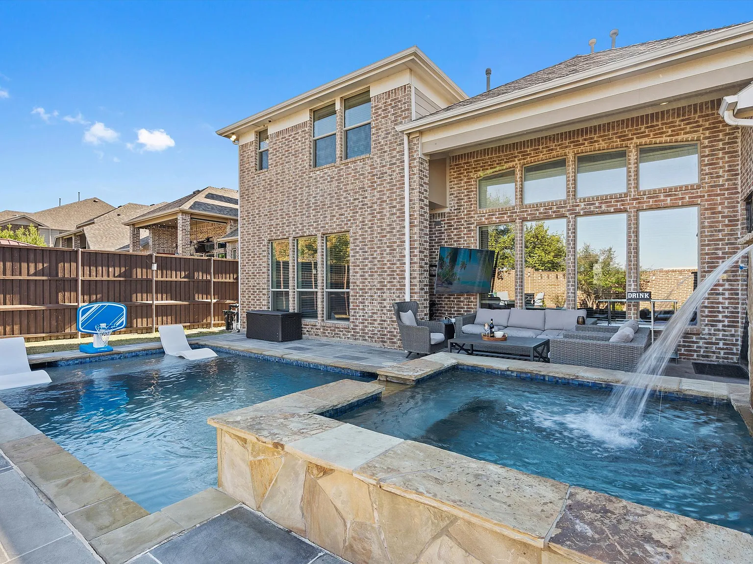 5 bed, 4.5 bath, 5152 sqft, $7,500 — Photo 2