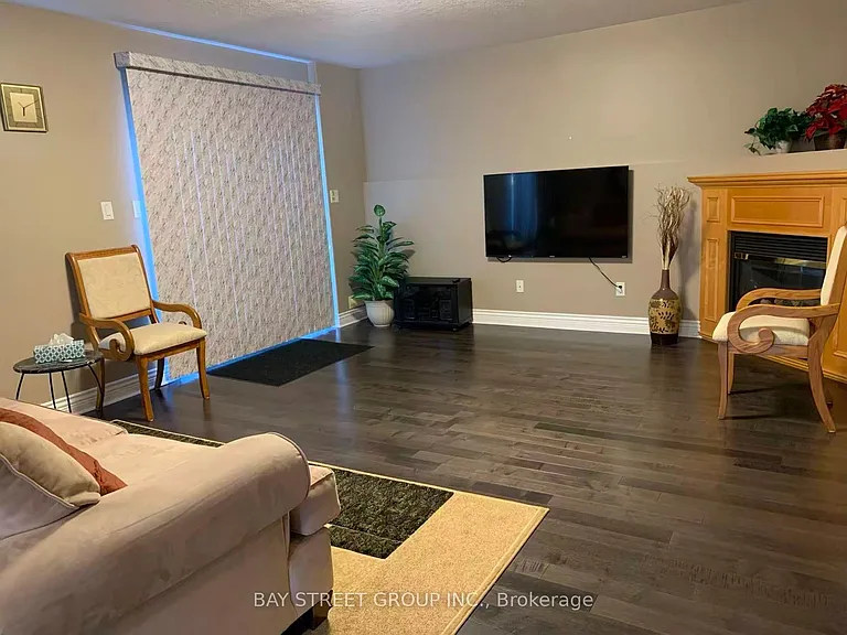 578 Springwater Dr W — Photo 4