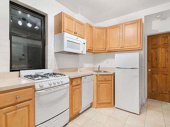 3rd image of 5 Cornelia St APT 2B