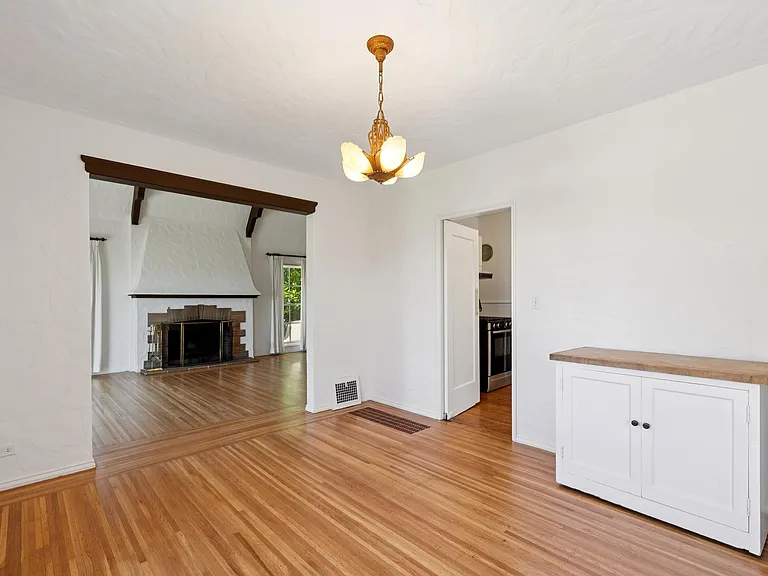 111 Windsor Ave — Photo 9