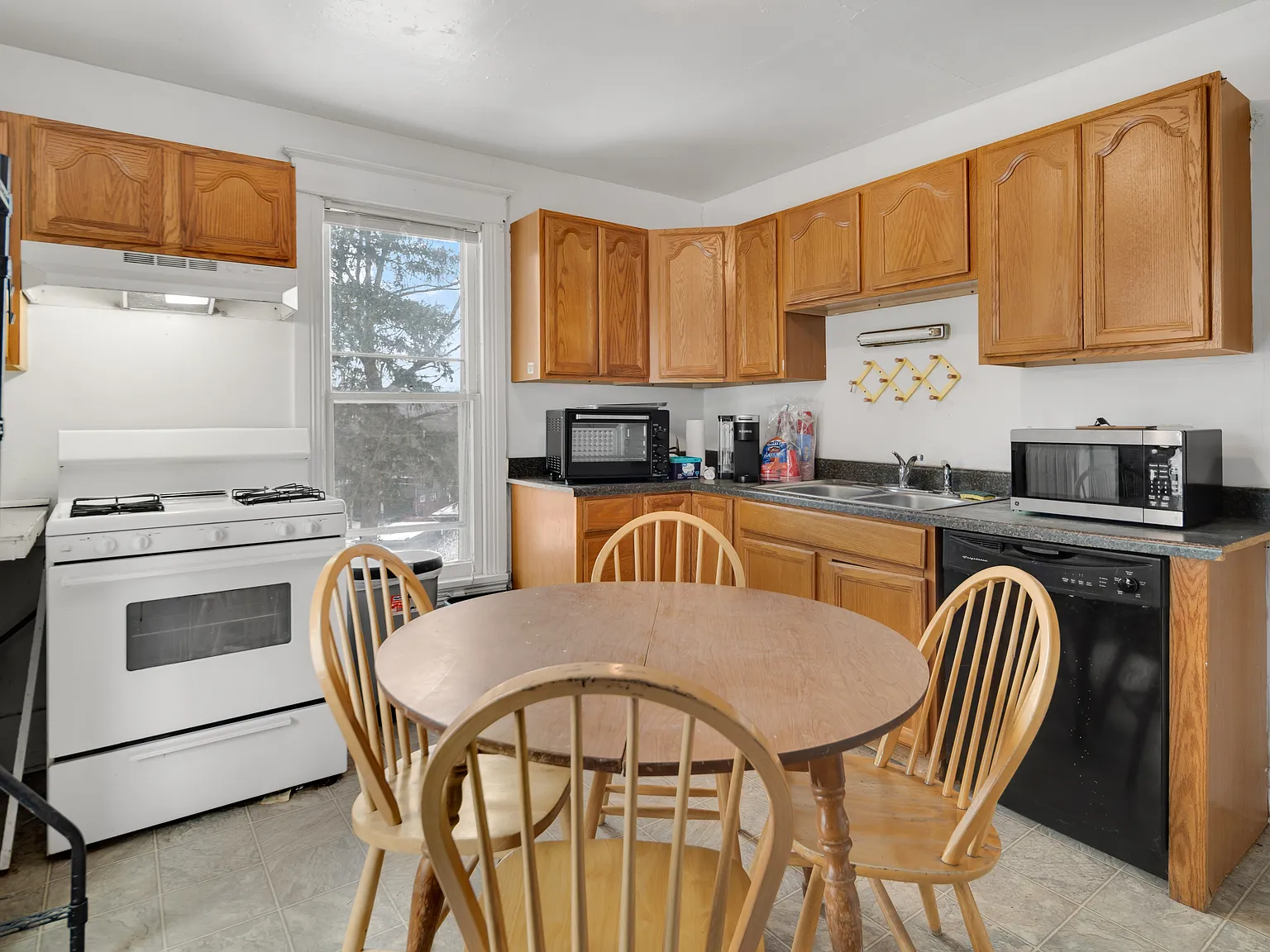 5 bed, 2400 sqft, $1,055 — Photo 2