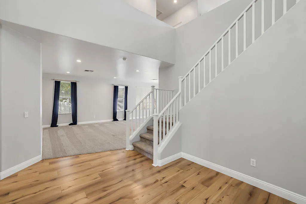 5 bed, 3.5 bath, 3571 sqft, $4,100 — Photo 3