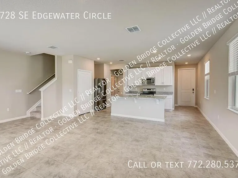 5728 SE Edgewater Cir — Photo 1