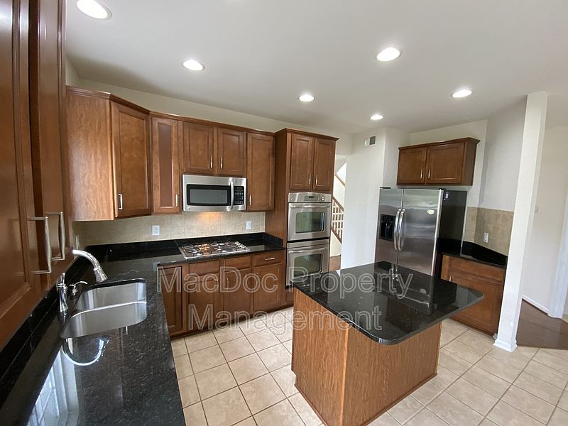 1st image of 7 Hobart Ln