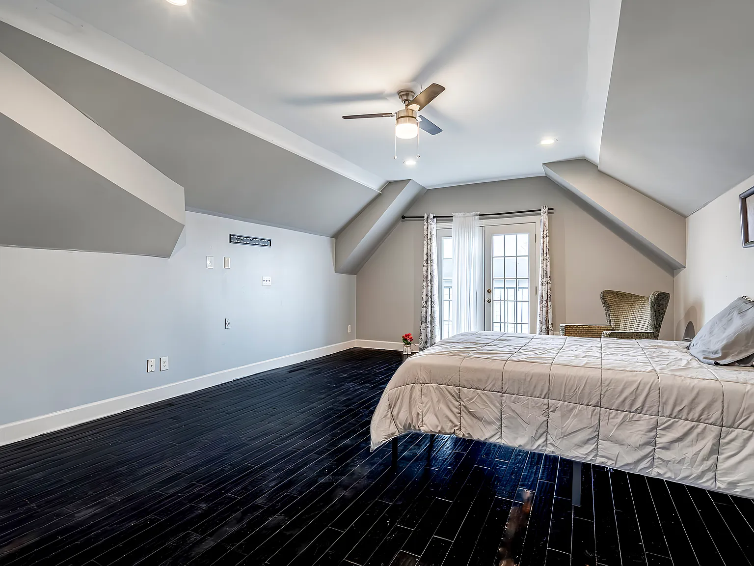 4 bed, 3.5 bath, 3317 sqft, $1,299 — Photo 2