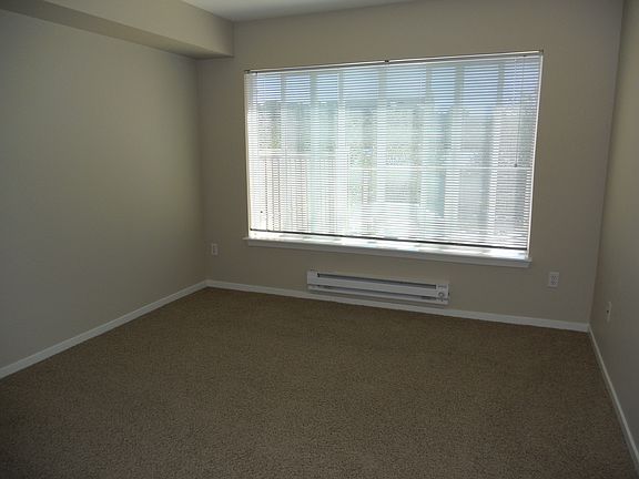 Cozy bedroom w/ walk-in closet
