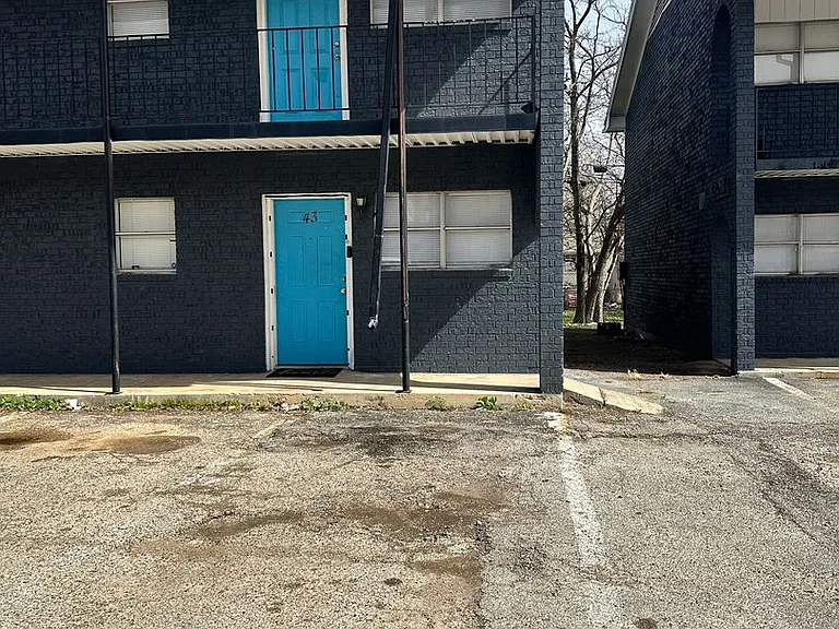 1302 Harris Apartments — Photo 3