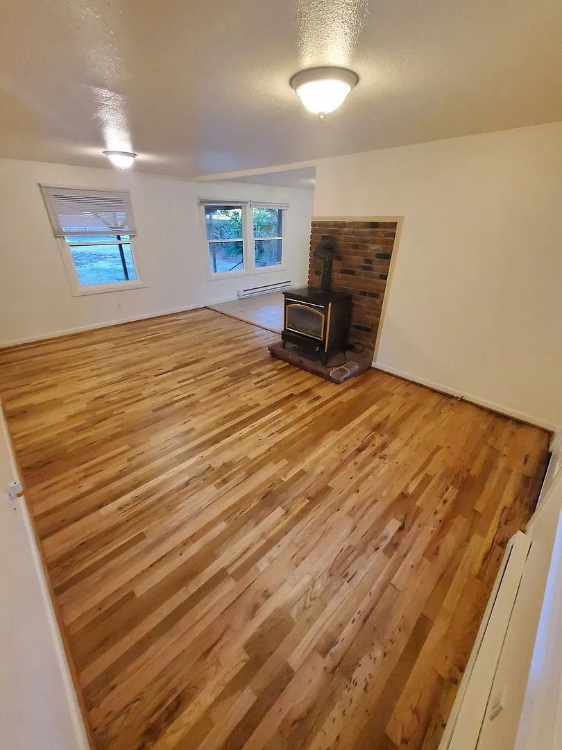 3 bed, 2.0 bath, 1328 sqft, $2,095 — Photo 2