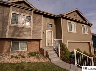 725 Clearwater Dr, Papillion, NE 68046