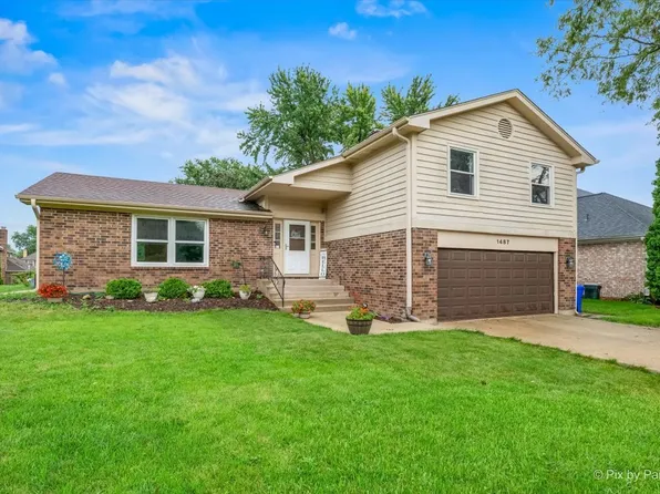 1487 Castlewood Dr, Wheaton, IL 60189