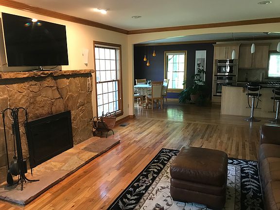 3rd image of 711 S Wildwood Dr