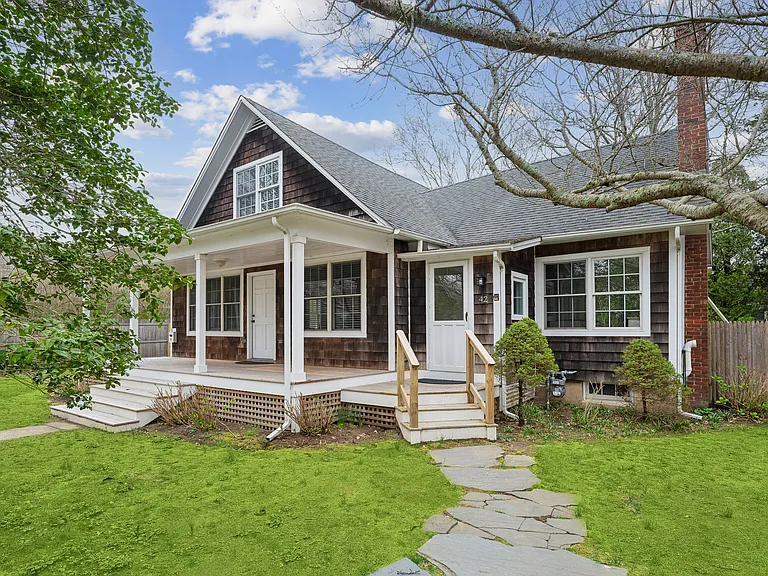 42 Osborne Ln — Photo 1