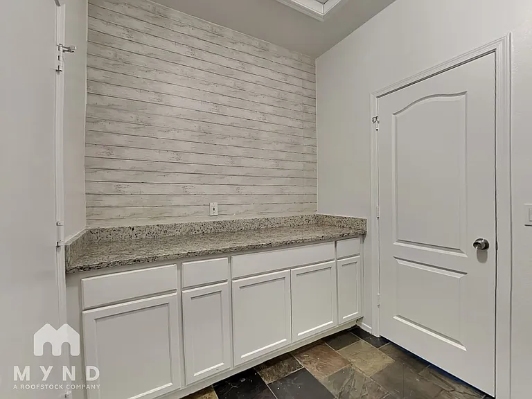 12206 W Lincoln St — Photo 26