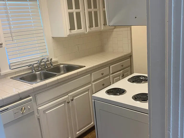 2521 1/2 N Robinson Ave #1 — Photo 23