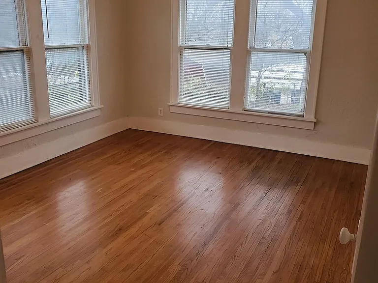 2111 N Fitzhugh Ave — Photo 15