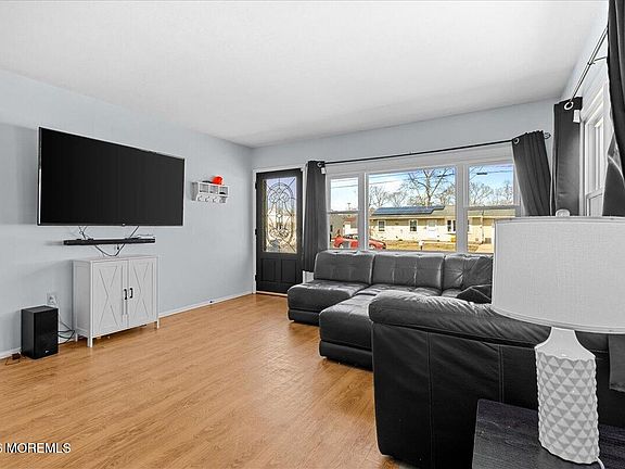 5th image of 213 Chestnut Drive