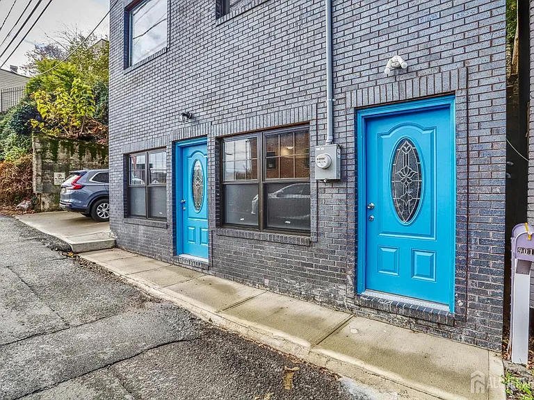 9017 Riverside Pl — Photo 1