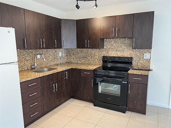 5th image of 4850 SW 25th Ave
