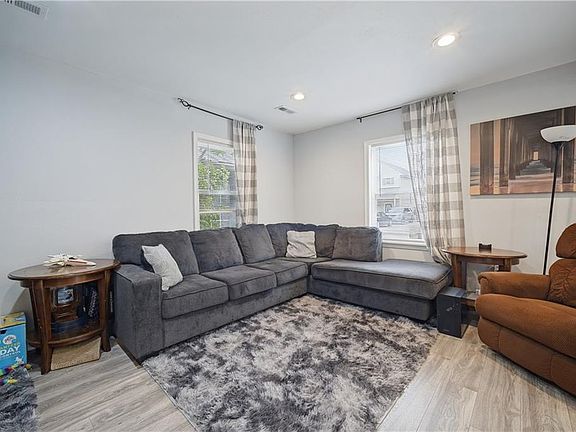 3rd image of 301 Bullock St