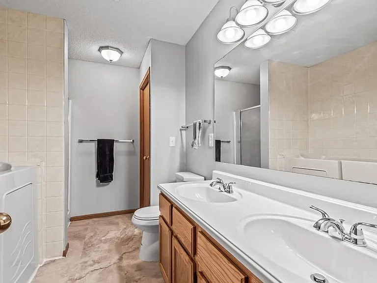13504 Parkwood Dr — Photo 20