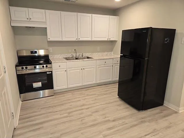 3 bed, 1.0 bath, 864 sqft, $1,350 — Photo 3