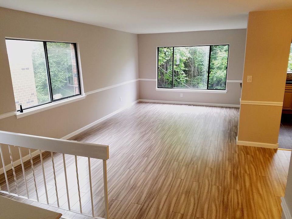 LIVING ROOM (MAIN FLOOR)