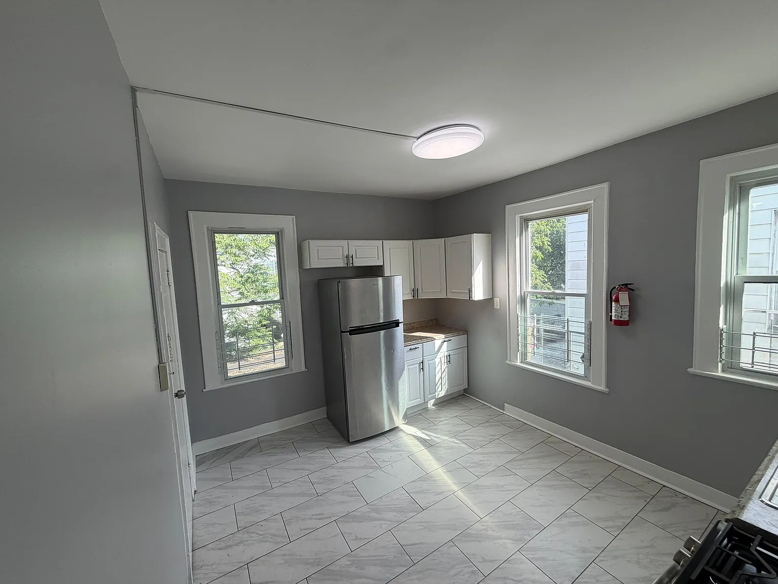 3 bed, 2400 sqft, $2,200 — Photo 2