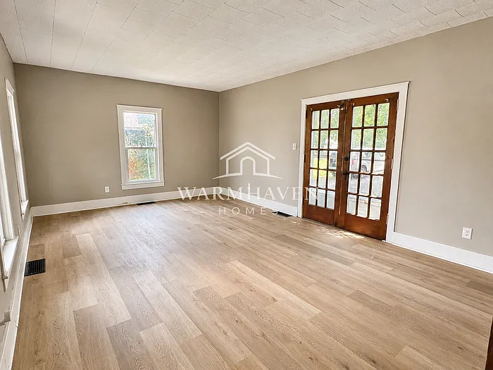 3 bed, 1.0 bath, 2200 sqft, $1,695 — Photo 2
