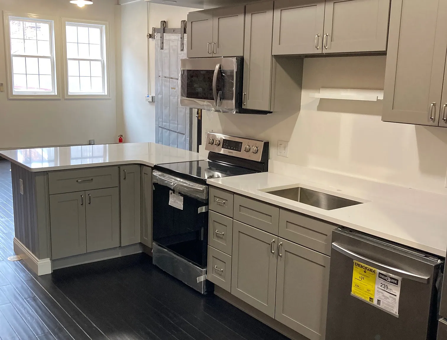 Studio, 950 sqft, $2,100 — Photo 2