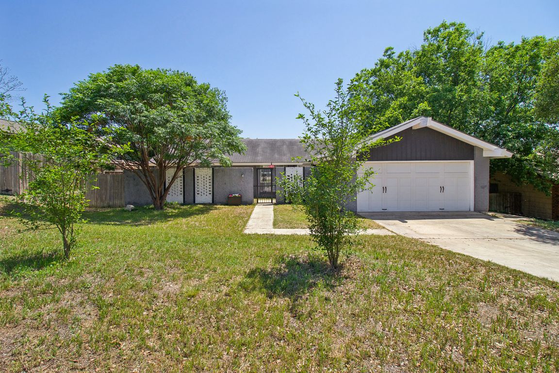 Village Oak Dr-1304-001.jpg