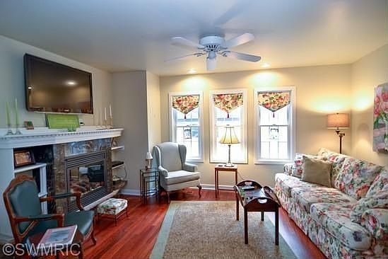 3rd image of 50224 Marjeanette Ave